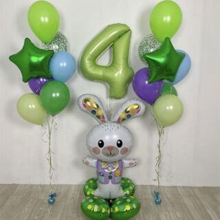 Композиция шаров с цифрой 4 и зайцем