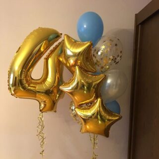 Композиция шаров с цифрой 4 и золотыми звездами