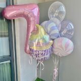 Композиция шаров с цифрой 7 и кексиком
