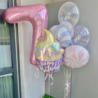 Композиция шаров с цифрой 7 и кексиком