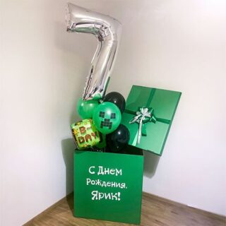 Коробка-сюрприз с шарами и цифрой 7 в пиксельном стиле