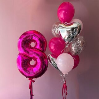 Композиция шаров с цифрой 8 и серебряными сердцами