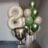 Композиция шаров с цифрой 8 и кубком в зелёной гамме