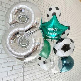 Композиция шаров с цифрой 8 и футбольным мячом