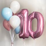Композиция шаров с цифрой 10 в пастельной гамме