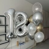 Композиция шаров с цифрами 18 в серебристо-золотой гамме