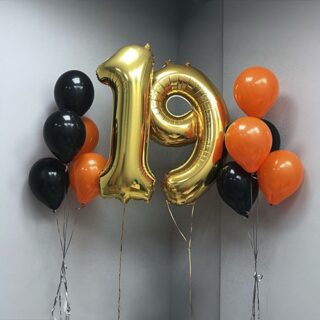 Композиция шаров с цифрами 19 в черно-оранжевой гамме