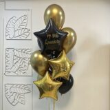 Композиция шаров со звездами в черно-золотой гамме