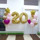 Композиция шаров с цифрами 20, сердцами и звездами в розово-золотой гамме