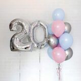 Композиция шаров с цифрами 20 в розово-голубой гамме
