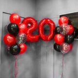 Композиция шаров с цифрами 20 и конфетти в черно-красной гамме