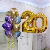 Композиция шаров с цифрами 20 в фиолетово-золотой гамме