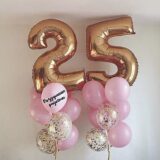 Композиция шаров с цифрами 25 и конфетти в розово-золотой гамме
