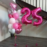 Композиция шаров с цифрами 25 и сердцами в розовой гамме