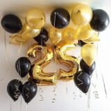 Композиция шаров с цифрами 25 в черно-золотой гамме