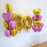 Композиция шаров с цифрами 30 и сердцами в розово-золотой гамме