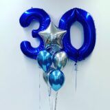 Композиция шаров с цифрами 30 и звездой в синей гамме