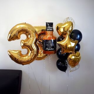 Композиция шаров с цифрами 35, виски и фигурами в черно-золотой гамме