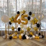 Композиция шаров с цифрами 45 и звездами в черно-золотой гамме