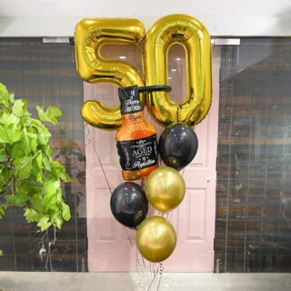 Композиция шаров с цифрами 50 и шаром Виски в черно-золотой гамме