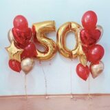 Композиция шаров с цифрами 50, сердцами и звездами в красно-золотой гамме