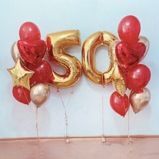 Композиция шаров с цифрами 50, сердцами и звездами в красно-золотой гамме