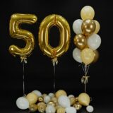 Композиция шаров с цифрами 50 в бело-золотой гамме