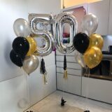 Композиция шаров с цифрами 50 в черно-золотой гамме