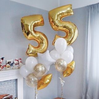 Композиция шаров с цифрами 55 и звездами в бело-золотой гамме