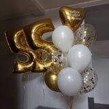 Композиция шаров с цифрами 55, сердцем и конфетти в бело-золотой гамме