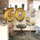 Композиция шаров с цифрами 60 в бело-золотой гамме