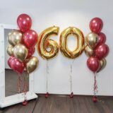 Композиция шаров с цифрами 60 в красно-золотой гамме