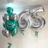 Композиция шаров с цифрами 65 и сердцем в зелено-серебряной гамме