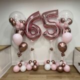 Композиция шаров с цифрами 65 и баблс в розовом золоте
