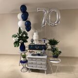 Композиция шаров с цифрами 70 в сине-белой гамме