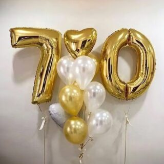 Композиция шаров с цифрами 70 и сердцами в бело-золотой гамме
