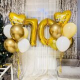 Композиция шаров с цифрами 70 и звездами в бело-золотой гамме