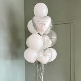 Композиция шаров с белым сердцем в белой гамме