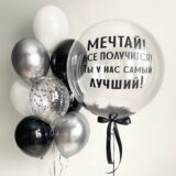 Композиция шаров с баблс и перьями в черно-белой гамме