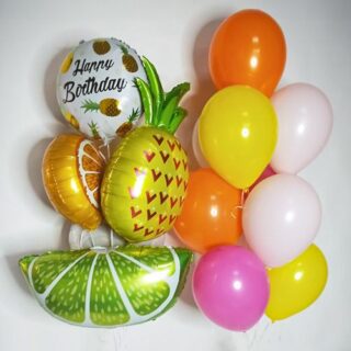 Композиция шаров с ананасом и фруктами в яркой гамме