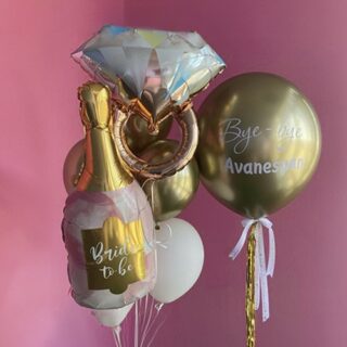 Композиция шаров с кольцом и шампанским в бело-золотой гамме