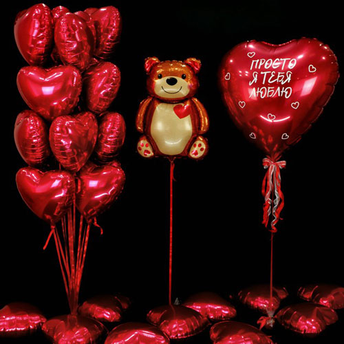 композиция шаров с красными сердцами и мишкой