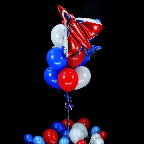 композиция шаров с самолетом в красно синей гамме