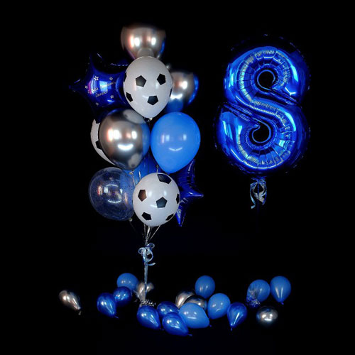 композиция шаров с цифрой 8 в футбольном стиле