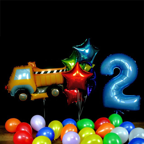 композиция шаров с цифрой 2 и грузовиком