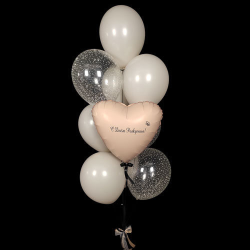 композиция шаров с кремовым сердцем и конфетти