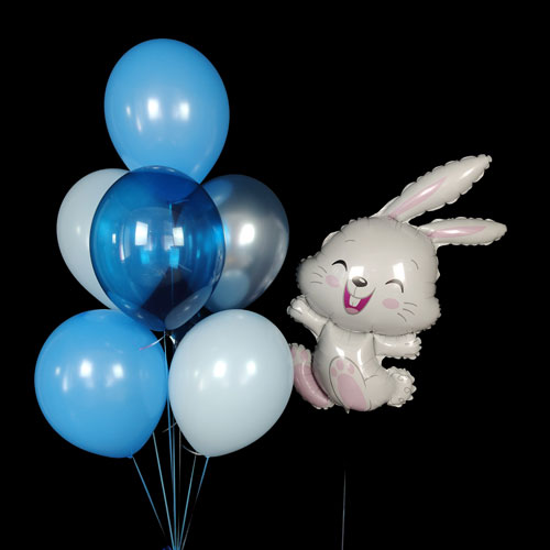 композиция шаров с зайчиком в голубой гамме