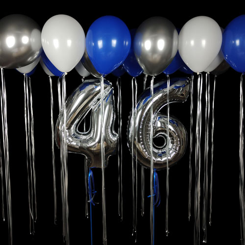 композиция шаров с цифрами 46 в сине серебряной гамме