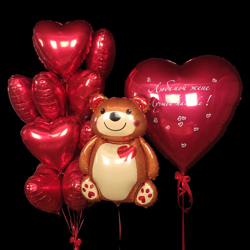 композиция шаров с красными сердцами и мишкой