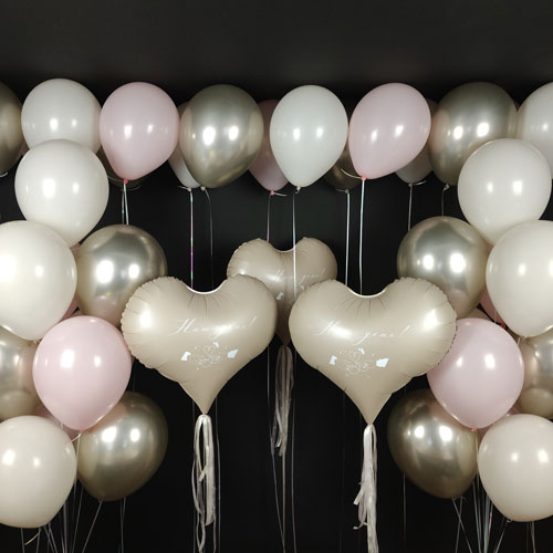 композиция шаров с кремовыми сердцами в нежной гамме